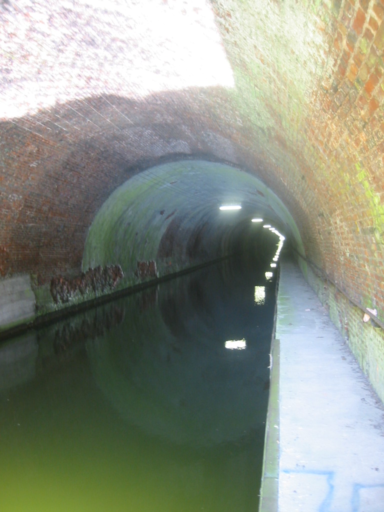 Fonds d'cran Voyages : Europe France > Picardie Canal souterrain