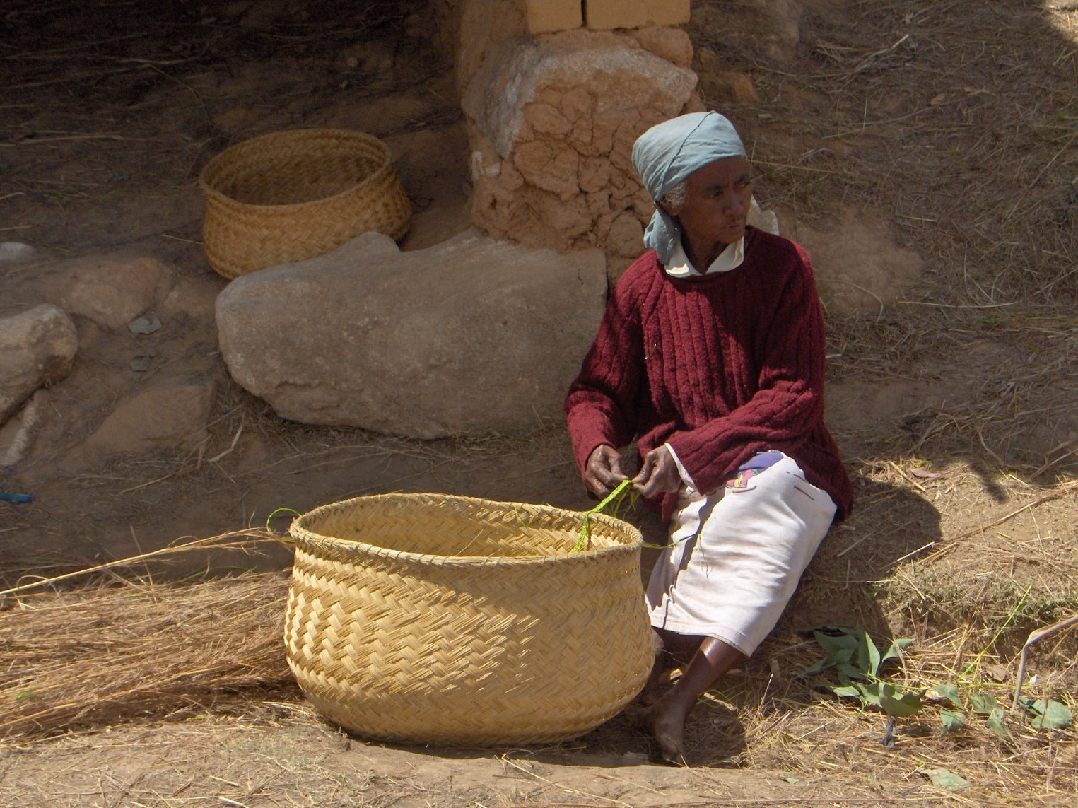 Fonds d'cran Voyages : Afrique Madagascar Tisseuse de Rafia