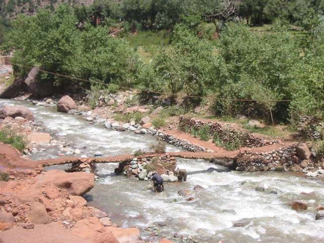 Fonds d'cran Voyages : Afrique Maroc Rparation de la passerelle sur l'Ourika