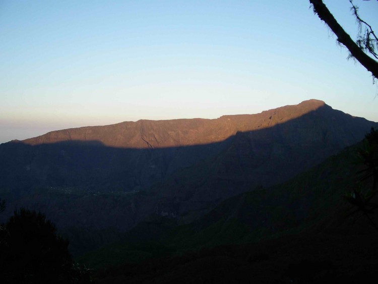 Fonds d'cran Nature Montagnes lever de soleil sur le Piton des Neiges