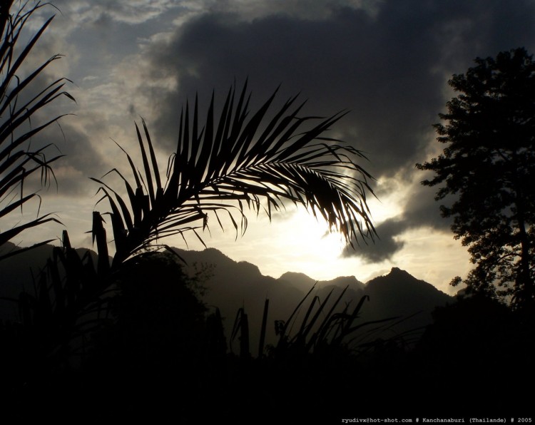 Fonds d'cran Voyages : Asie Thalande Coucher de soleil sur la rivire Kwai