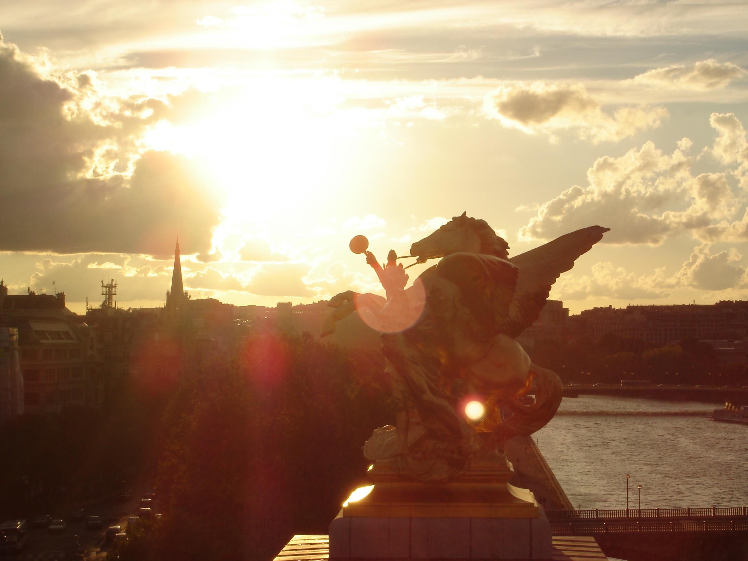 Fonds d'cran Constructions et architecture Statues - Monuments Statue des Invalides en contre-jour