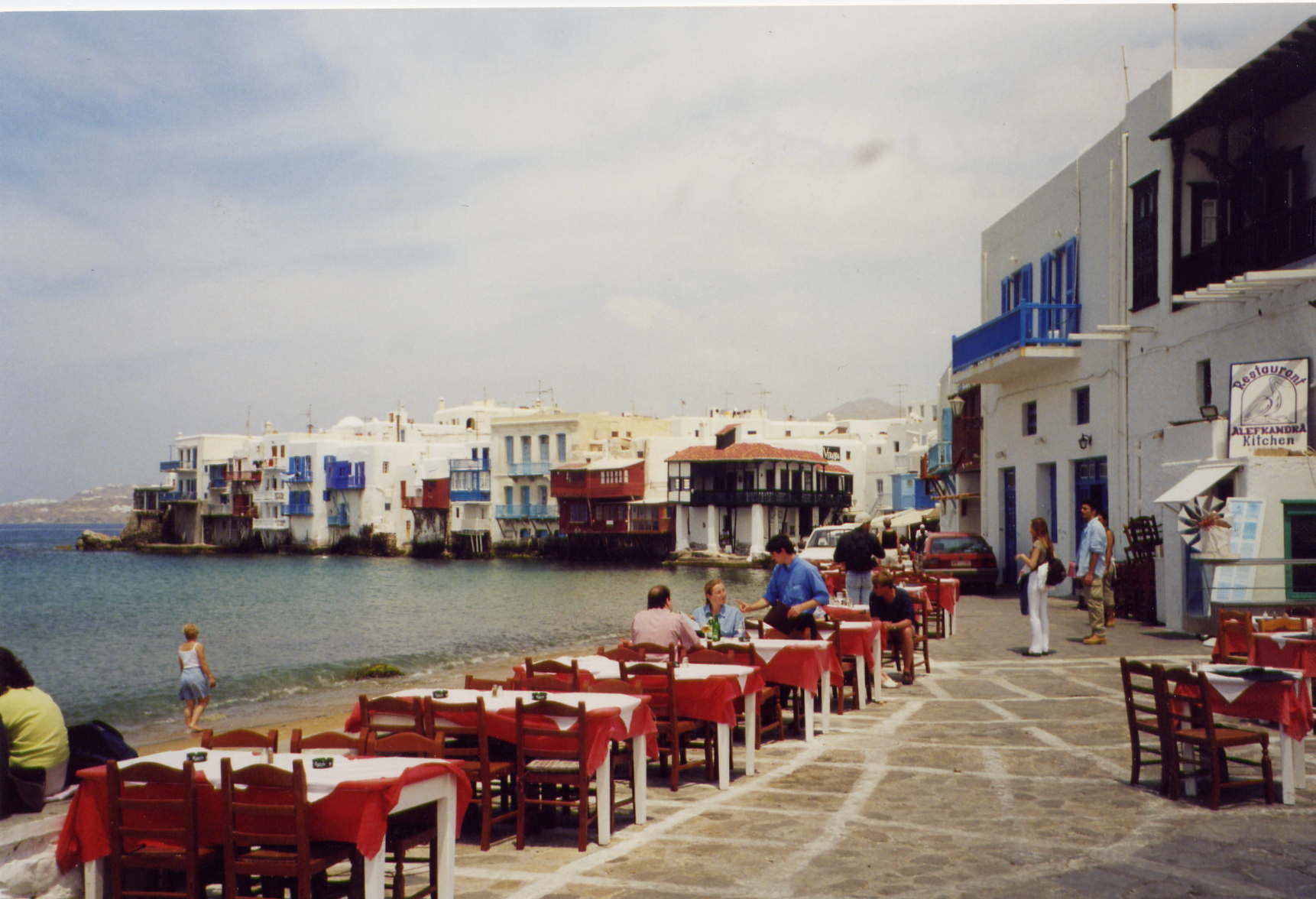 Fonds d'cran Voyages : Europe Grce Resto les pieds dans l'eau - Mikonos