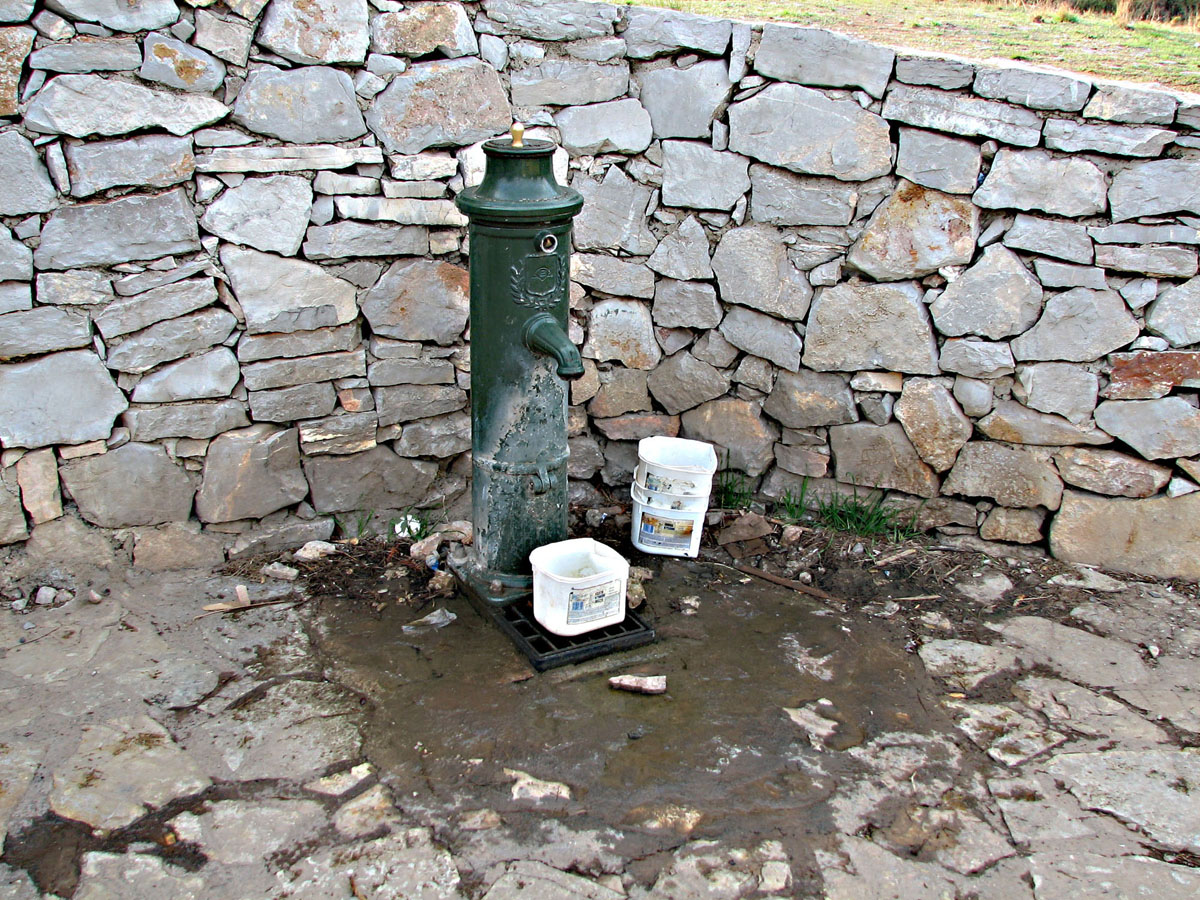 Fonds d'cran Constructions et architecture Fontaines - Jets d'eau fontaine des Pierres Blanches