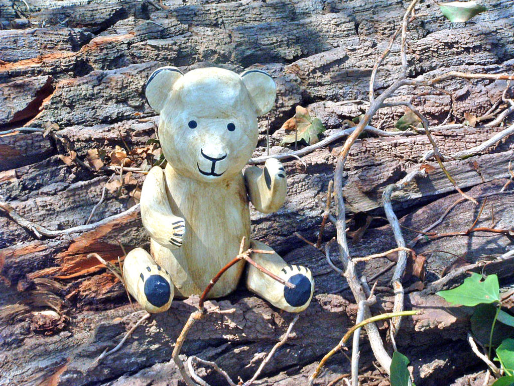 Fonds d'cran Objets Peluches Petit ours en bois...