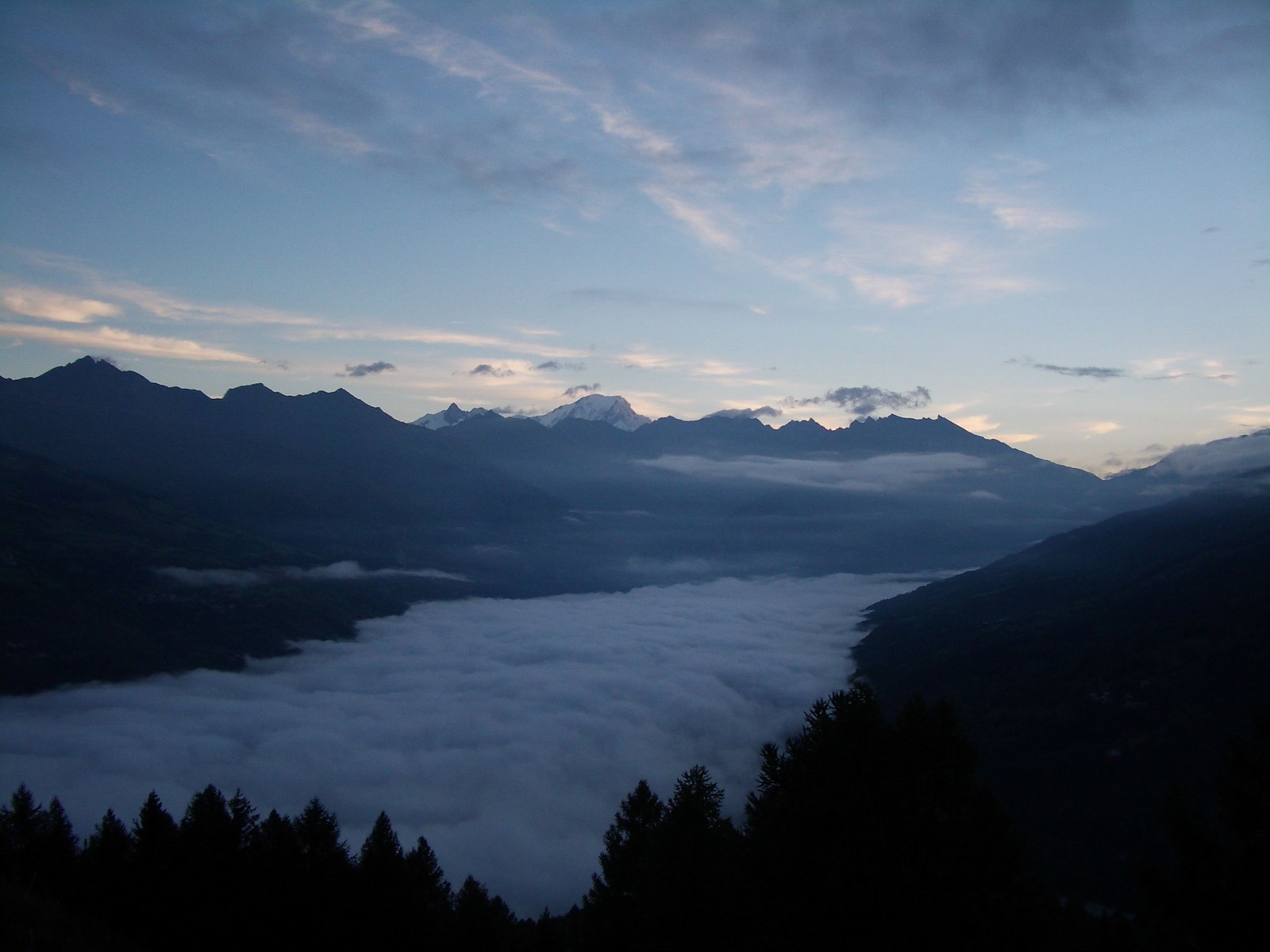 Fonds d'cran Nature Montagnes Riviere de nuages, sur Bourg St Maurice