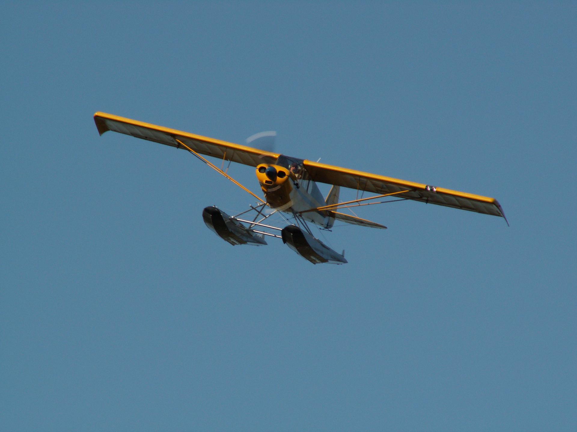 Wallpapers Planes Miscellaneous avion perdu dans le ciel bleu