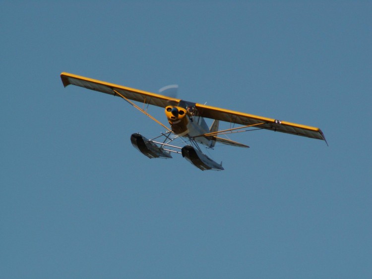 Fonds d'cran Avions Divers avion perdu dans le ciel bleu