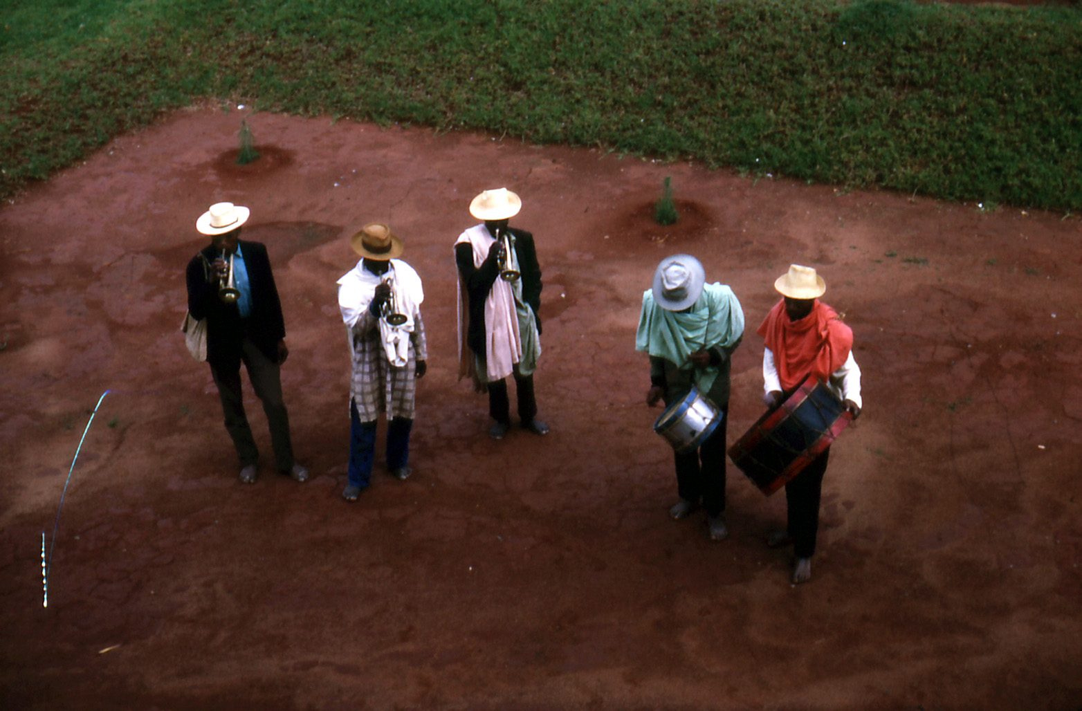 Fonds d'cran Voyages : Afrique Madagascar musiciens malgaches en srnade (en 1967)