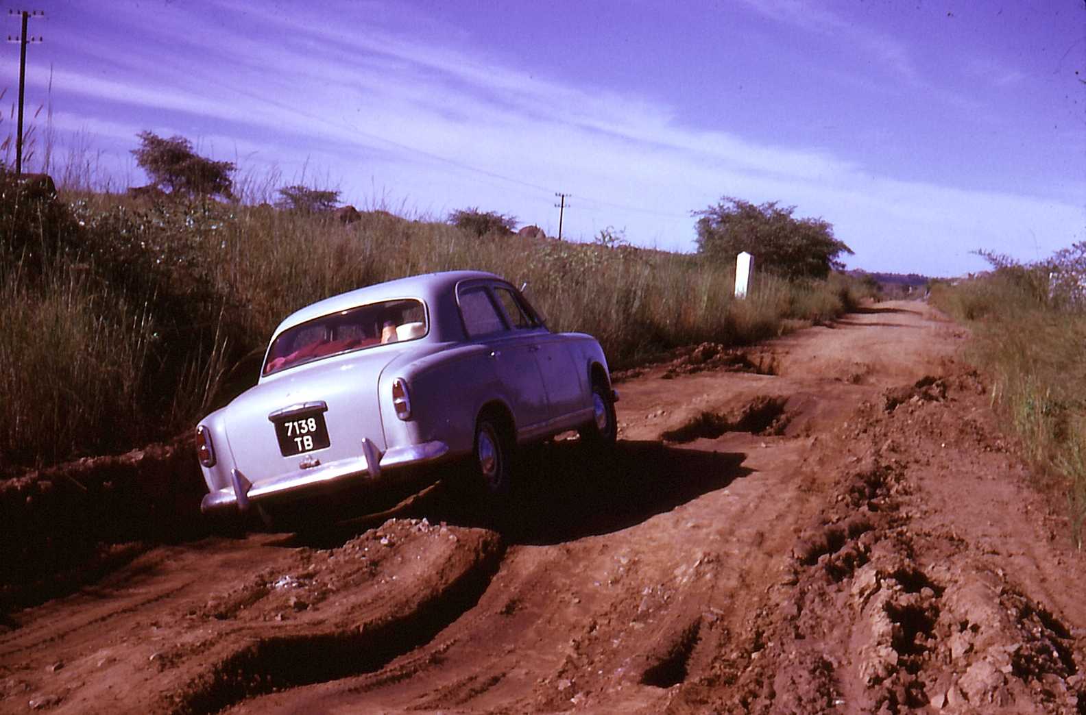 Fonds d'cran Voyages : Afrique Madagascar route malgache (en 1967)