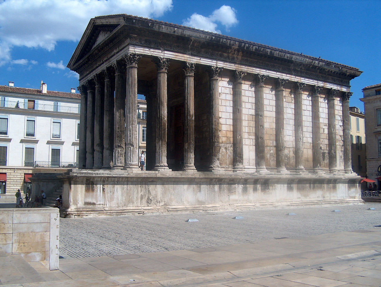 Fonds d'cran Constructions et architecture Edifices La maison carr de Nmes