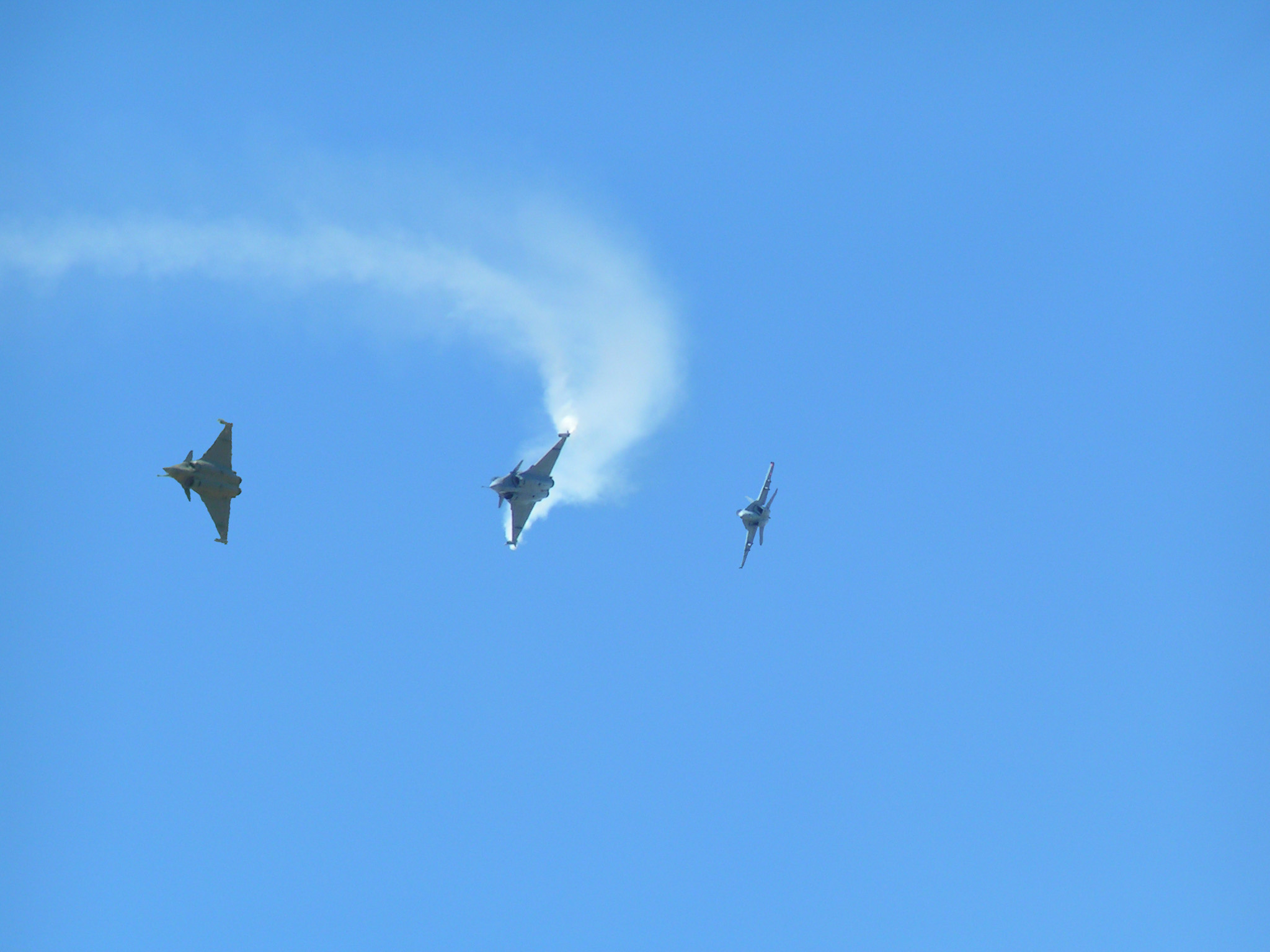 Fonds d'cran Avions Avions militaires rafale + f18 + mirage 2000 en poursuite