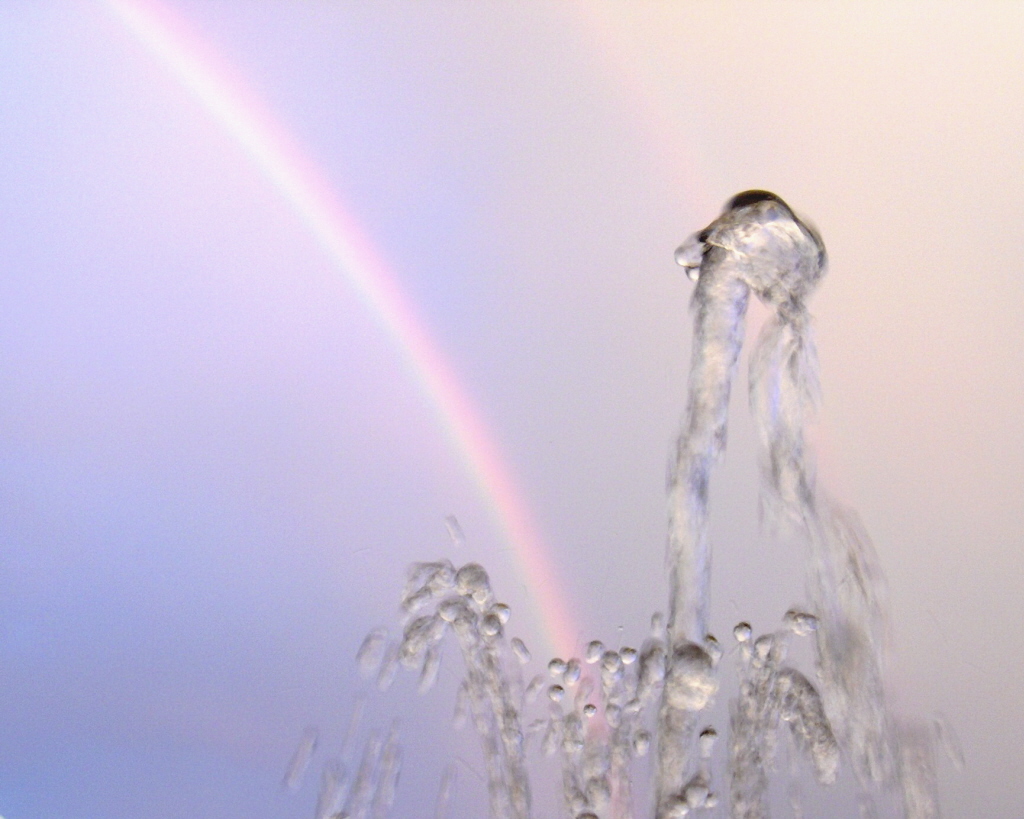 Wallpapers Nature Rainbows fontaine accompagne d'un arc-en-ciel