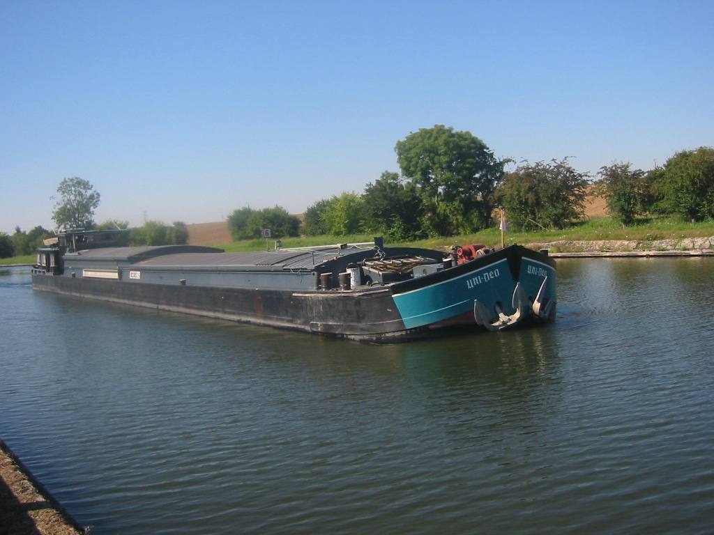 Fonds d'cran Bateaux Pniches Pniche sur le canal de Saint-Quentin