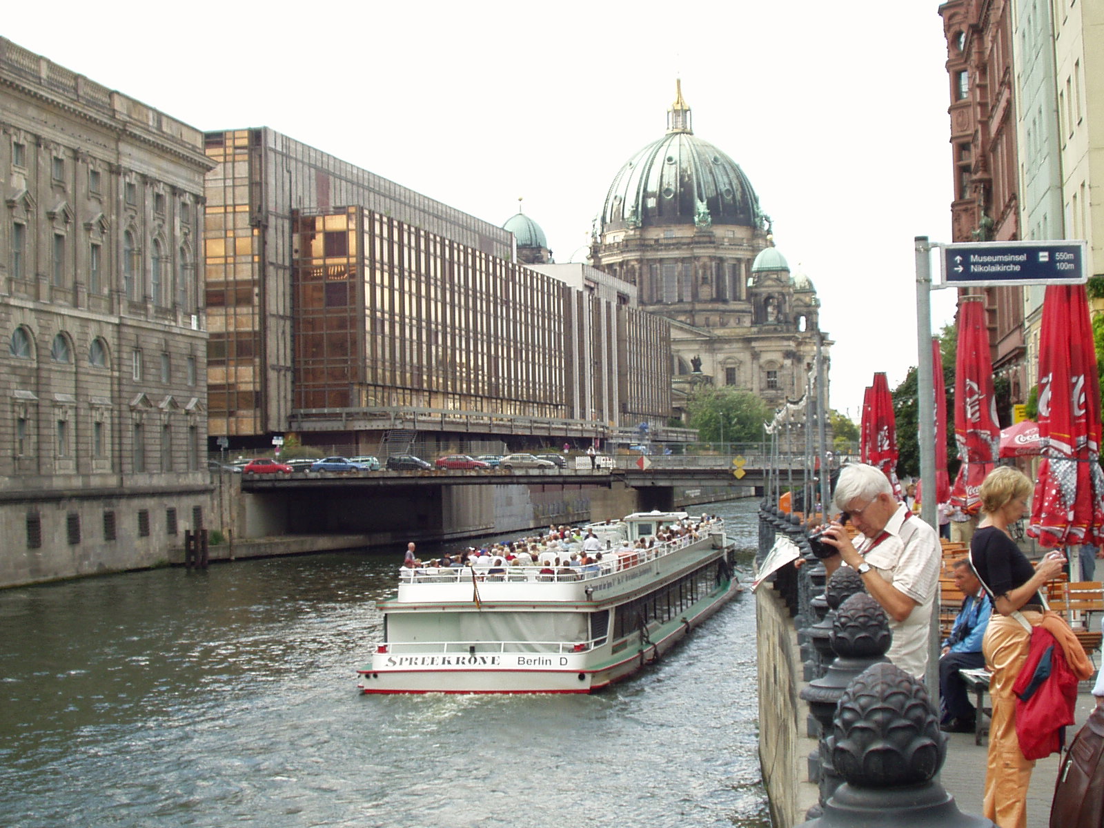 Fonds d'cran Voyages : Europe Allemagne Palais de la Rpublique et Cathdrale de Berlin.