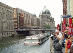 Fonds d'cran Voyages : Europe Palais de la Rpublique et Cathdrale de Berlin.