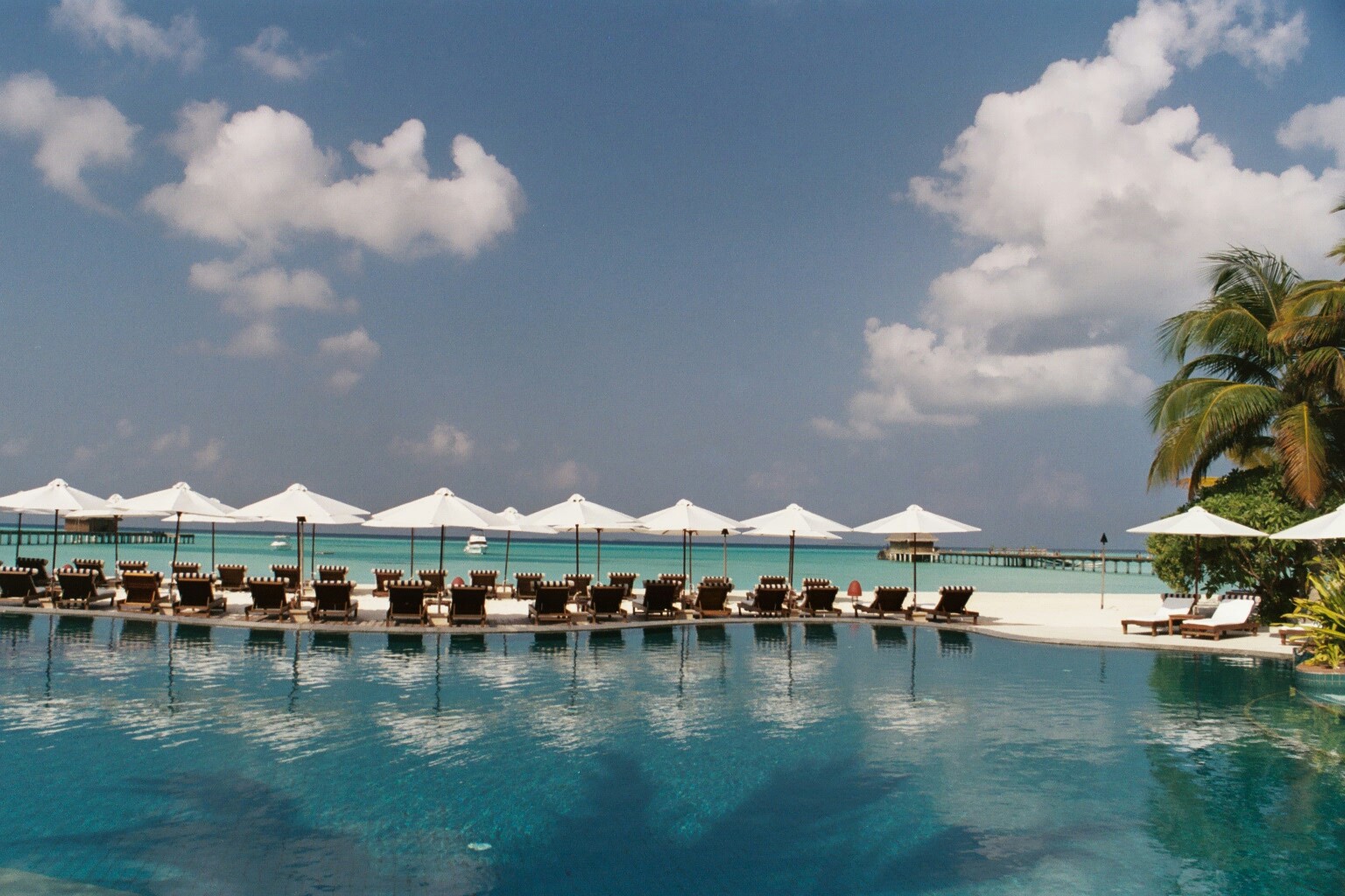 Fonds d'cran Voyages : Asie Maldives Ciel,Mer,Piscine, trois bleus confondus.