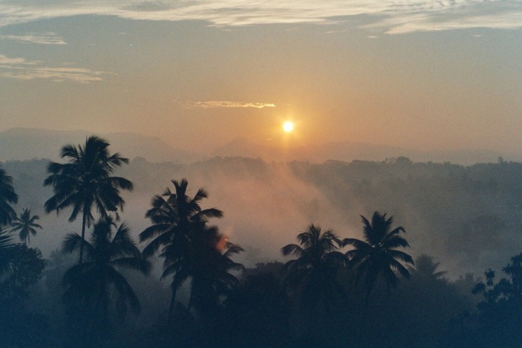 Fonds d'cran Nature Couchers et levers de Soleil Nuit vaporeuse  Kandy au Sri-Lanka