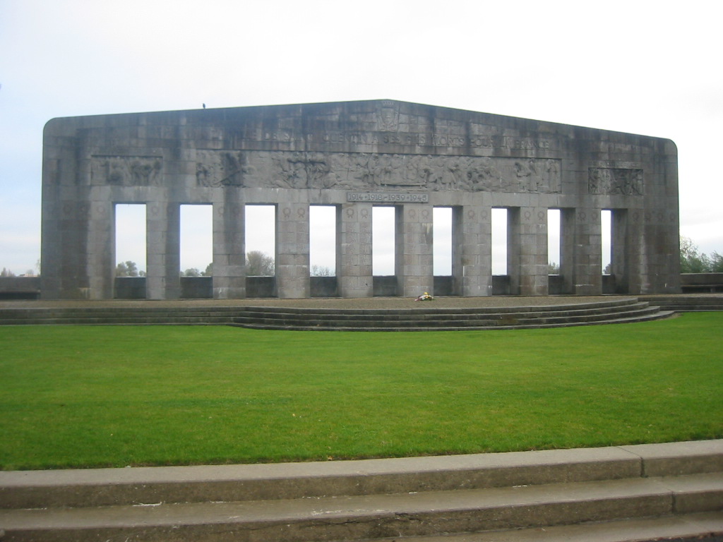 Fonds d'cran Voyages : Europe France > Picardie Saint-Quentin (02) Le monument aux morts.