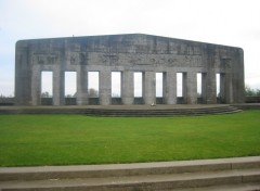 Fonds d'cran Voyages : Europe Saint-Quentin (02) Le monument aux morts.