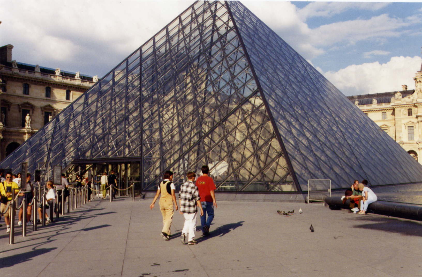 Fonds d'cran Voyages : Europe France > Ile-de-France Paris - La Pyramide du Louvres