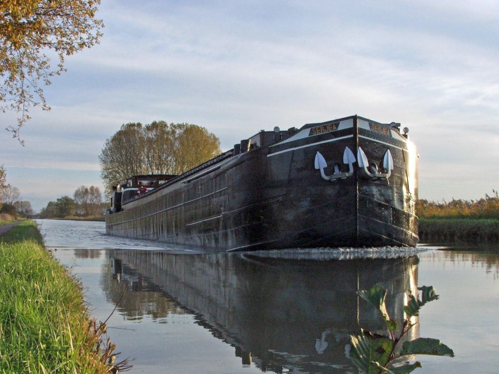 Wallpapers Boats Barges Le lent passage d\'une pniche....