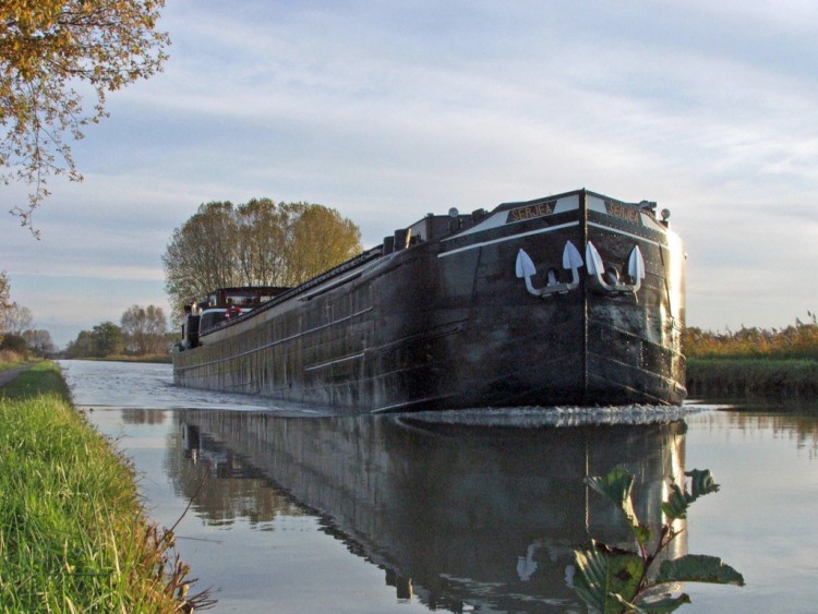 Wallpapers Boats Barges Le lent passage d'une pniche....