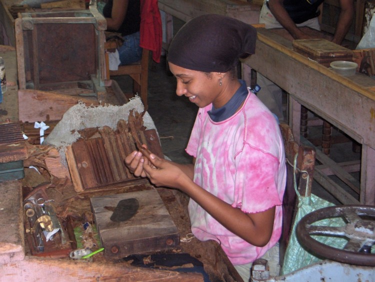 Fonds d'cran Voyages : Amrique du nord Cuba Trinidad, atelier de fabrication de cigares