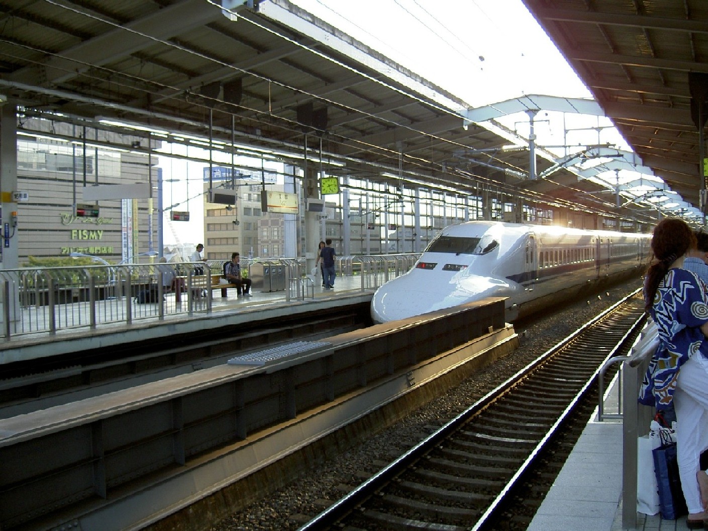 Fonds d'cran Transports divers Trains Train rapide dans la gare de Kyoto