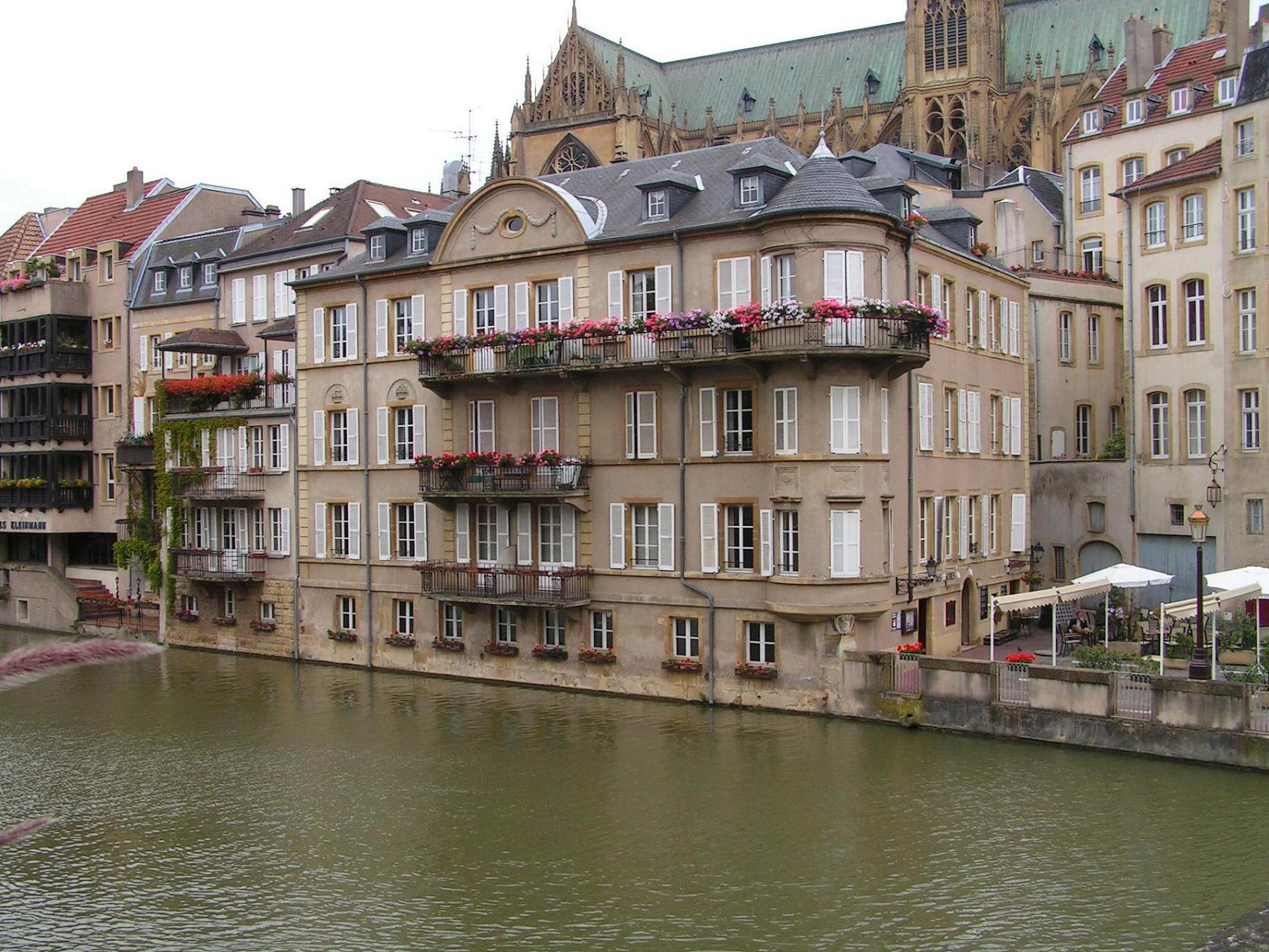 Wallpapers Constructions and architecture Houses maison au bord de l'eau ( Metz )