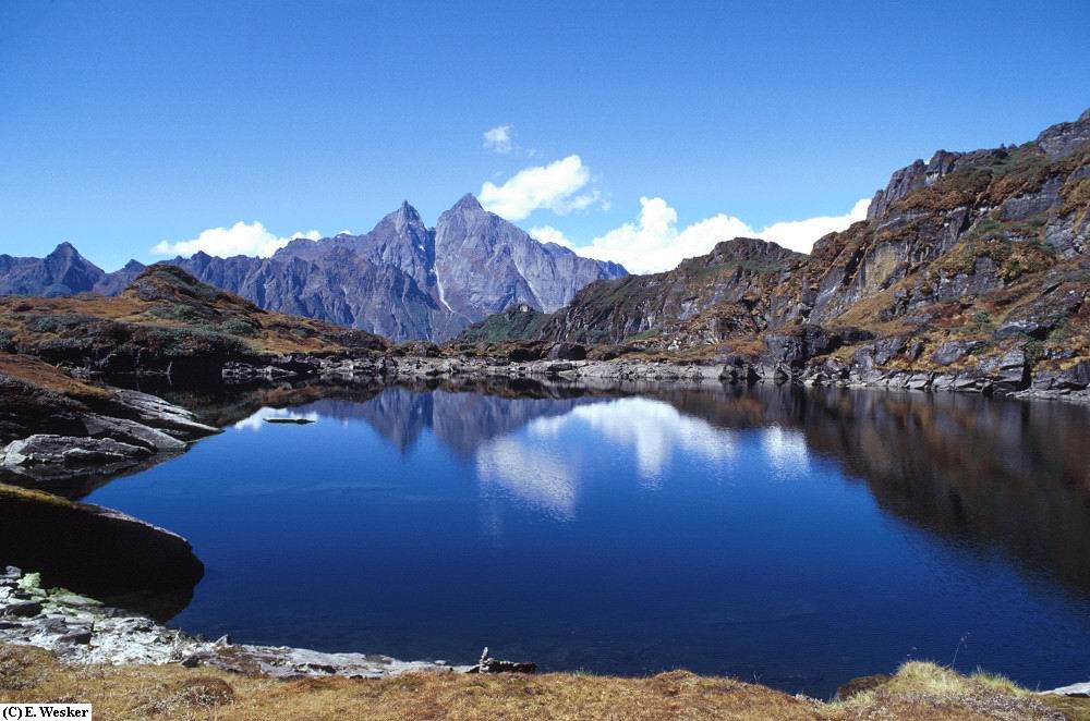 Fonds d'cran Nature Montagnes Mountain lake near Barun La, Nepal