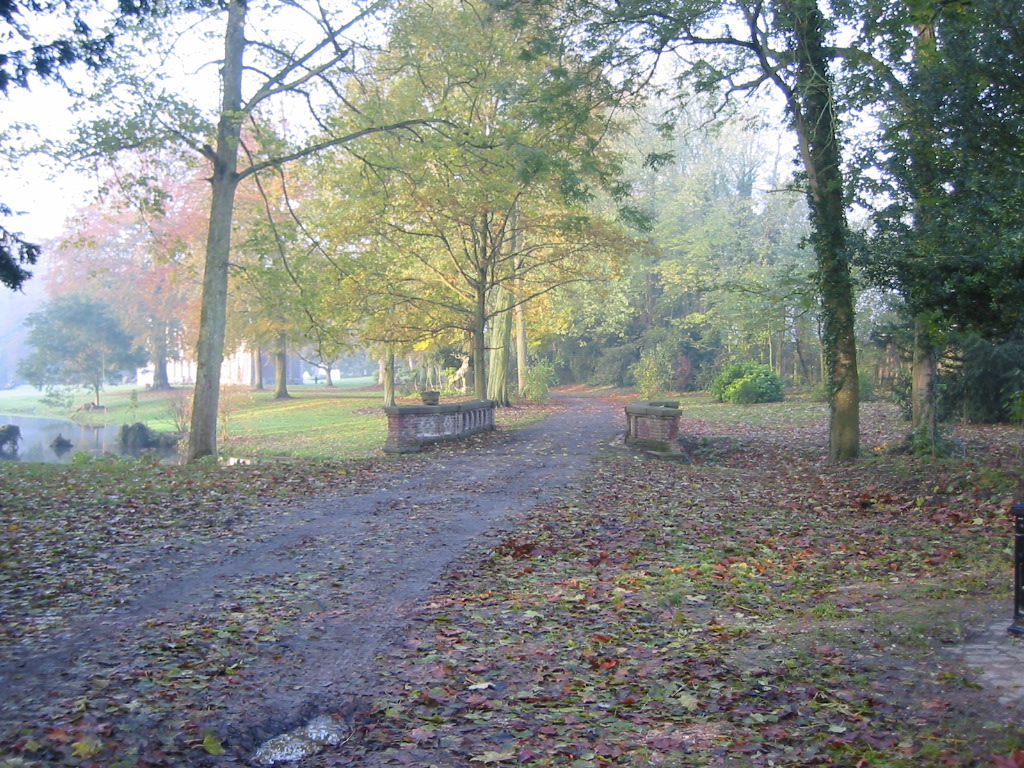 Fonds d'cran Voyages : Europe France > Picardie Remaucourt (02) - Chemin dans le parc du chateau