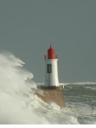 Fonds d'cran Constructions et architecture Phares tempte sur le phare rouge.