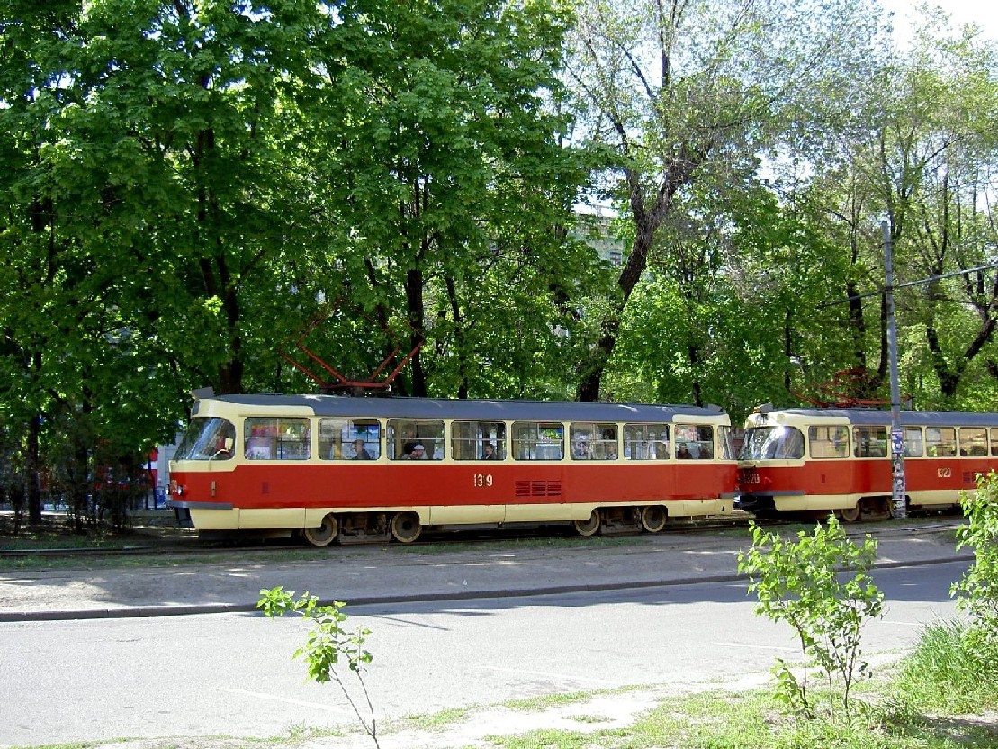 Wallpapers Various transports Trains Tramway dans une rue de Yalta