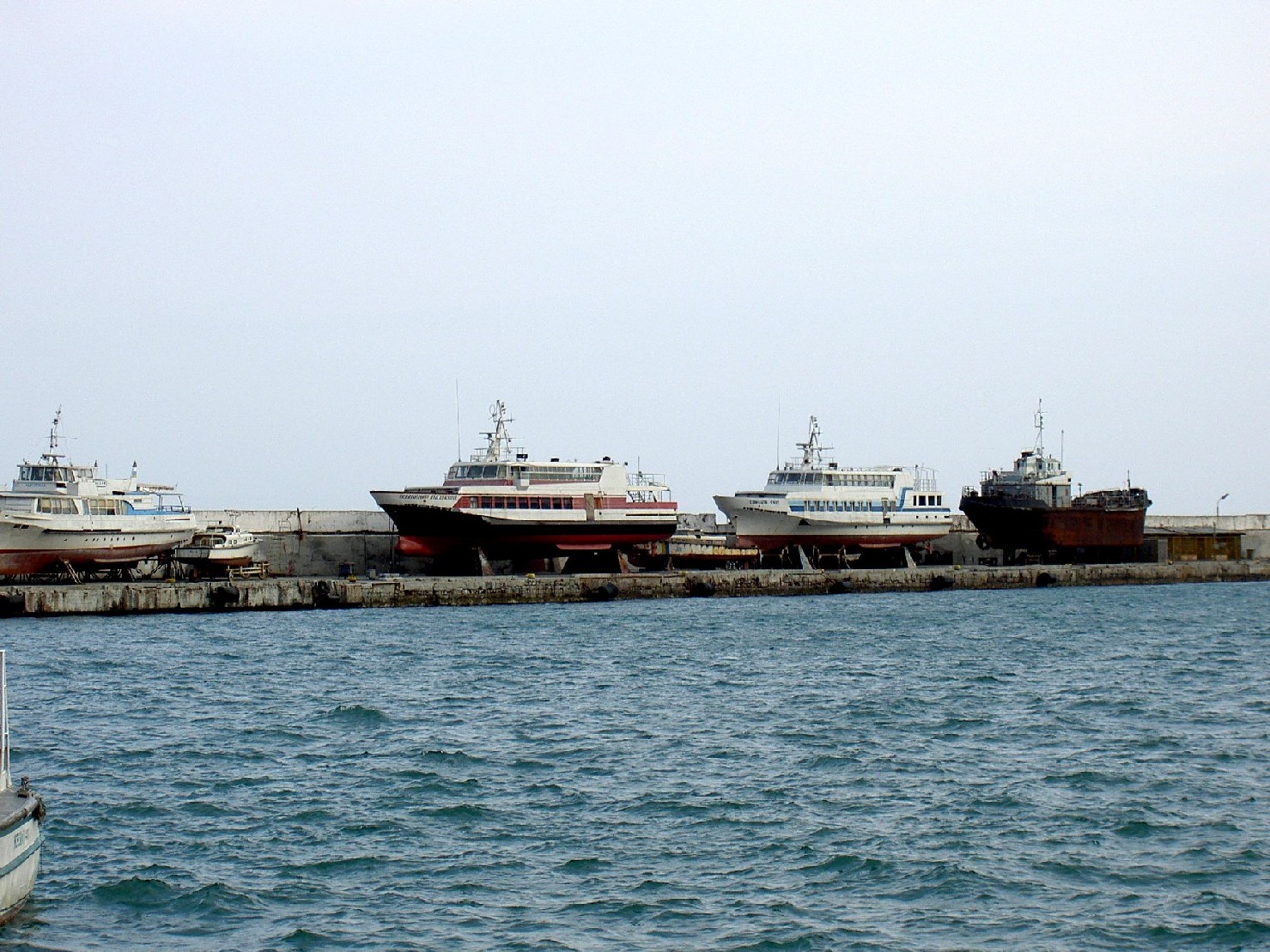 Fonds d'cran Bateaux Bateaux  moteur Bateaux sur les quais de Yalta