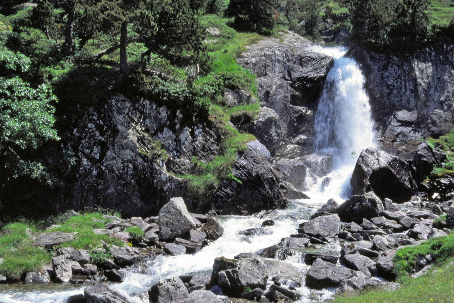 Fonds d'cran Nature Cascades - Chutes Pyrnes