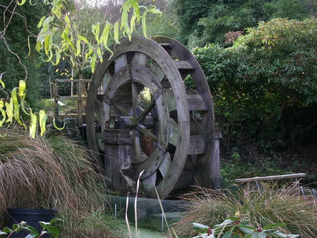 Fonds d'cran Constructions et architecture Moulins - Eoliennes petite roue de moulin