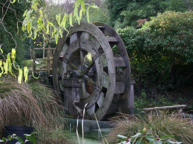 Fonds d'cran Constructions et architecture Moulins - Eoliennes petite roue de moulin