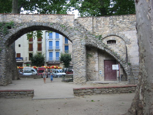 Fonds d'cran Voyages : Europe France > Languedoc-Roussillon Cret (66) La place et le vieux mur