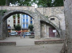 Fonds d'cran Voyages : Europe Cret (66) La place et le vieux mur