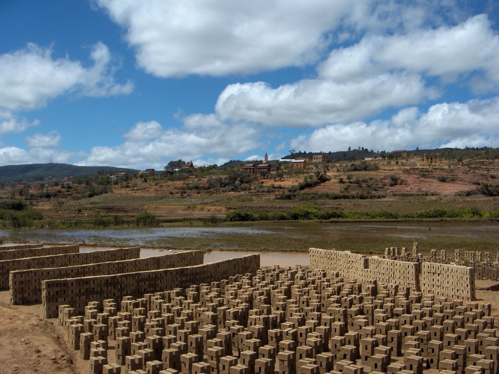 Fonds d'cran Voyages : Afrique Madagascar Briqueterie en plein air ... après Fianarantsoa