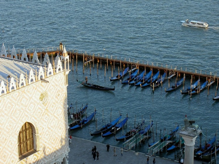 Fonds d'cran Voyages : Europe Italie Port des gondoles depuis la tour de l'horloge