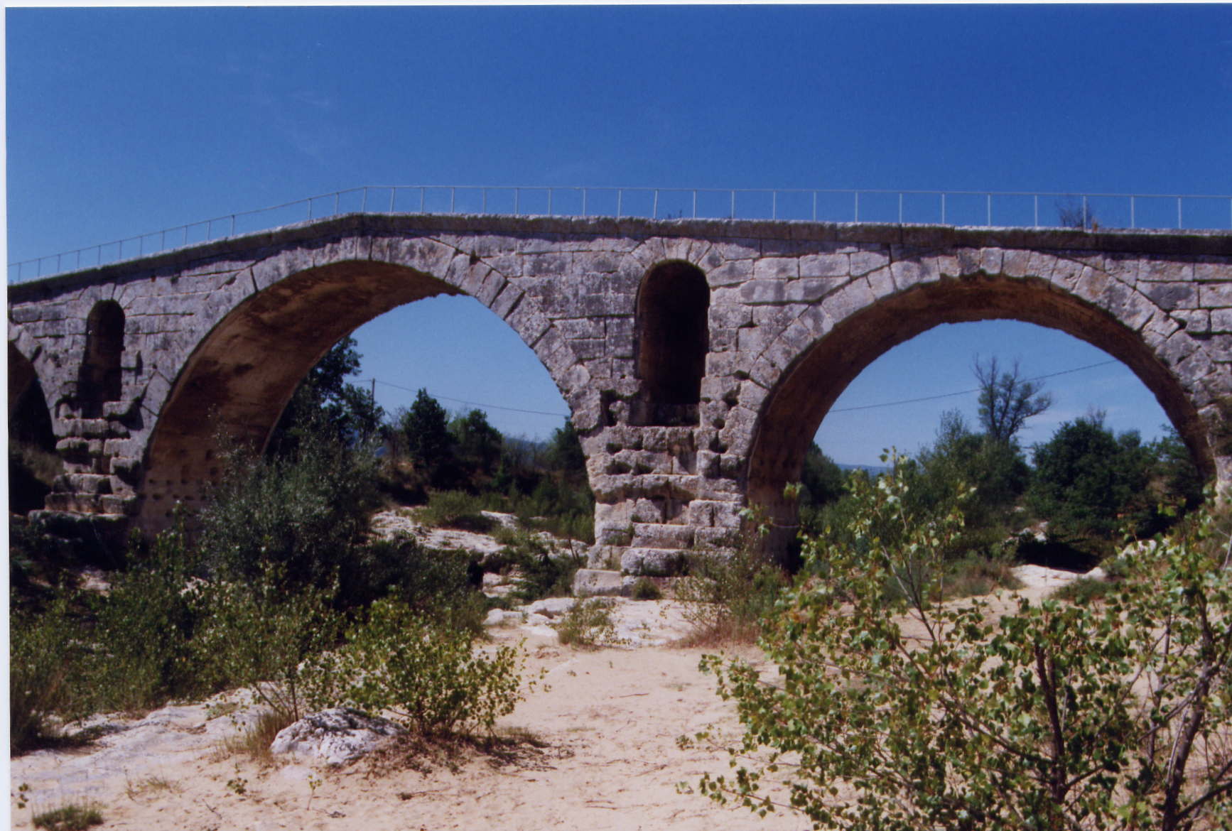 Fonds d'cran Constructions et architecture Ponts - Aqueducs Pont dans le Vaucluse