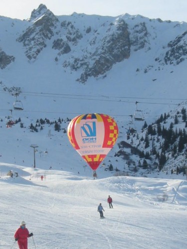 Fonds d'cran Voyages : Europe France > Rhne-Alpes Courchevel - Montgolfire sur les pistes