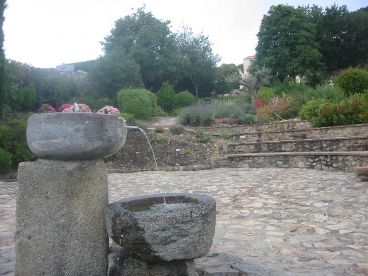 Wallpapers Constructions and architecture Fountains - Water Jets Fontaine  Montbolo (66)