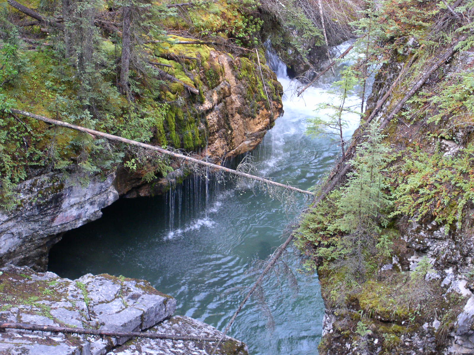 Fonds d'cran Nature Cascades - Chutes toujours au canada (les rocheuses )