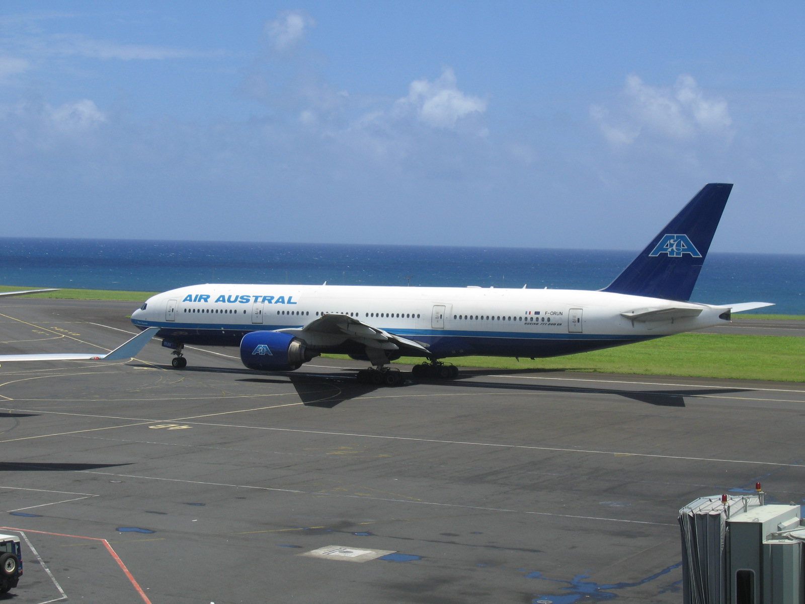 Fonds d'cran Avions Avions de ligne Boeing 777-2Q8/ER d'Air Austral