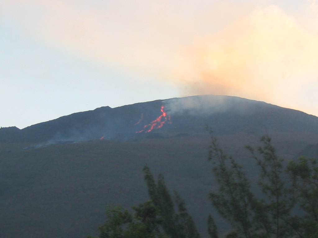 Fonds d'cran Nature Montagnes Eruption du Piton de la Fournaise