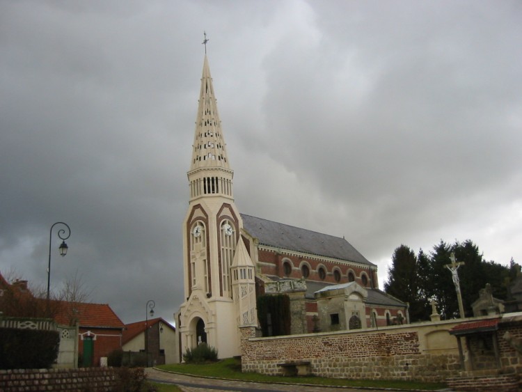 Fonds d'cran Constructions et architecture Edifices Religieux L' glise de Clastres (02) Sous un ciel gris