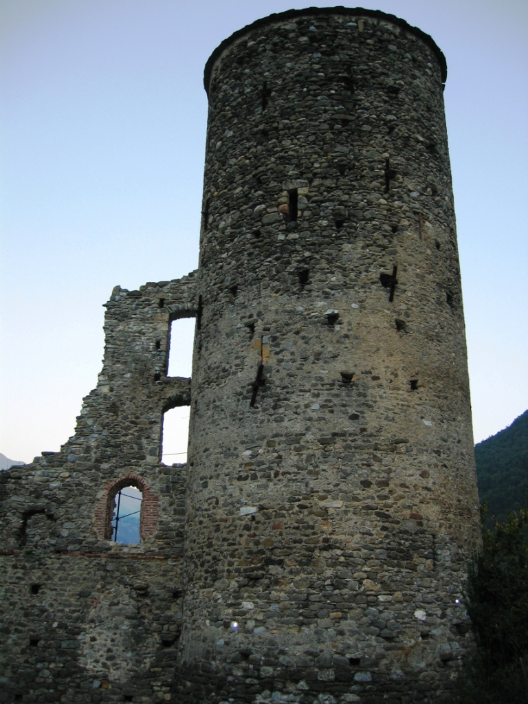 Fonds d'cran Constructions et architecture Chteaux - Palais la Tour du Chteau de La Brigue